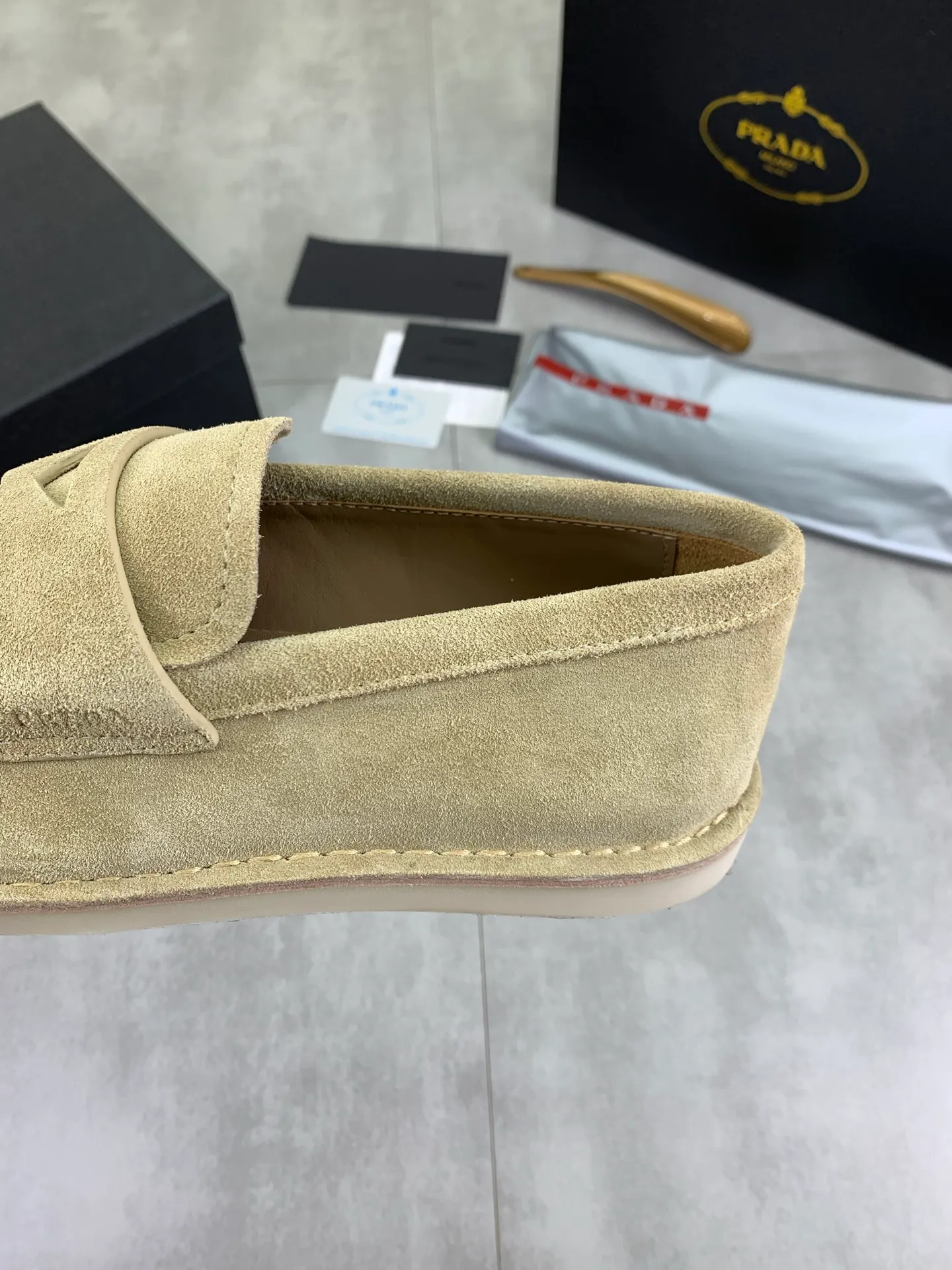 Factory price P740💰Original quality, top version🔱 ＰＲＡＤＡPrada. Men's business casual leather shoes, top quality cow leather. 1:1 shipment ⬆️Luxurious and noble, all made of imported original first-layer fine suede cowhide, just to create a more comfortable wearing experience. Upper: original comfortable open-edge bead-rubbed calfskin ➕Top imported water-dyed full cow lining, original high-end lightweight and comfortable TPU combination bottom ✔️Code number: 39-44 (38 45 Can be customized)